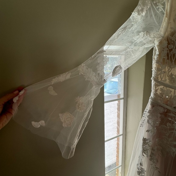 Lux & Love vintage-style bell-sleeve wedding dress - Picture 12 of 15